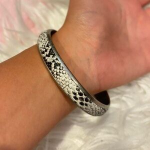 ☆ black & white snake skin metallic silver bangle 🐍🩶